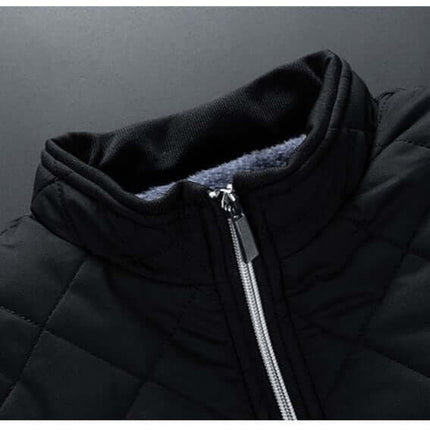 Casual jacket for men with modern urban style, featuring a quilted design and zip closure.