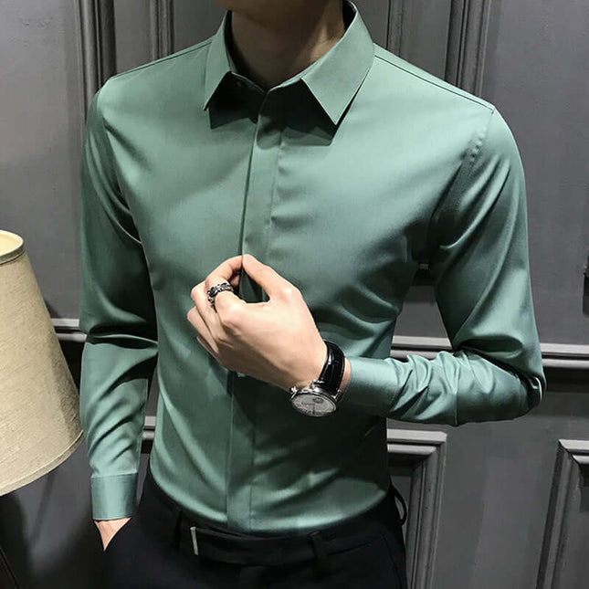 Men's wrinkle-free shirt in green, showcasing a sophisticated style and perfect fit for a confident look.