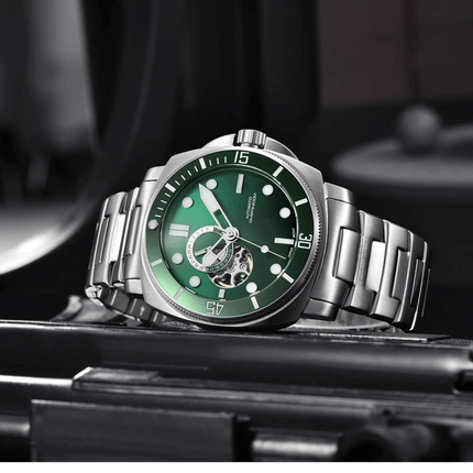 Valenor Automatic – Diver Signature watch with green dial and stainless steel bracelet displayed on a reflective surface.