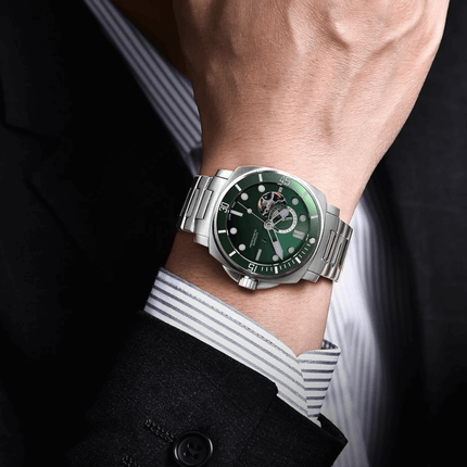 Valenor Automatic – Diver Signature watch with green dial on wrist