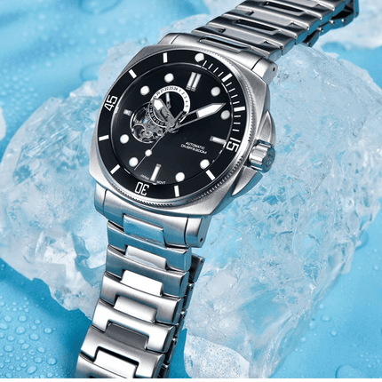 Valenor Automatic – Diver Signature watch on ice showcasing professional-grade design and durability.