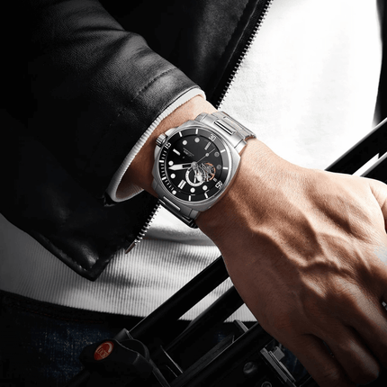 Valenor Automatic – Diver Signature watch on wrist, showcasing sleek design and craftsmanship.