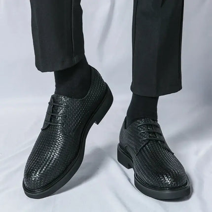 Black woven leather dress shoes with lace-up design and orthopedic insole, ideal for style and comfort.